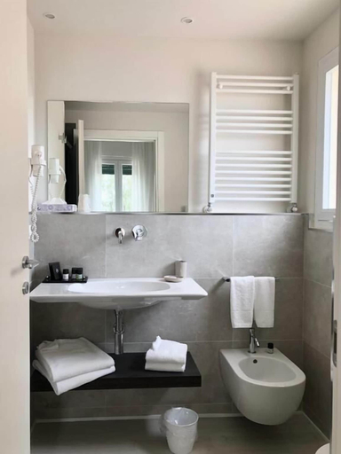 Bathroom 5, Hotel Bencista, Lucca