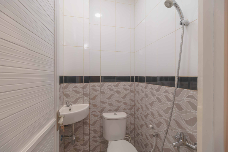 Bathroom, RedDoorz @ Taman Royal Tangerang, Tangerang