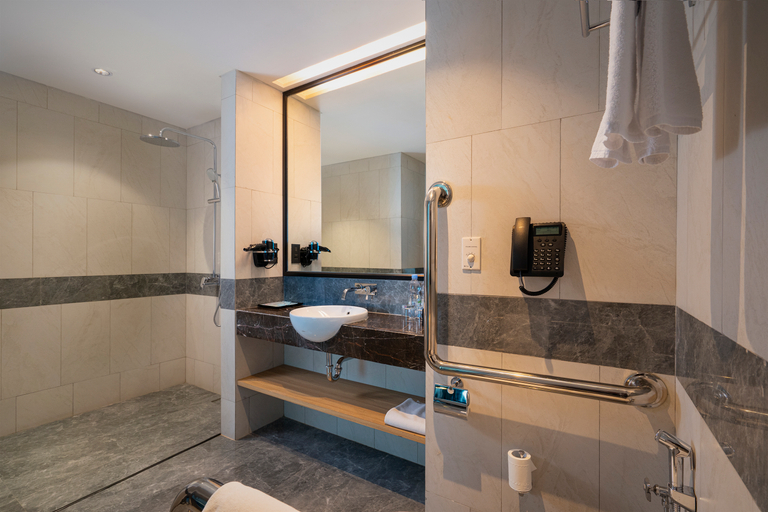 Bathroom, Anara Airport Hotel, Tangerang