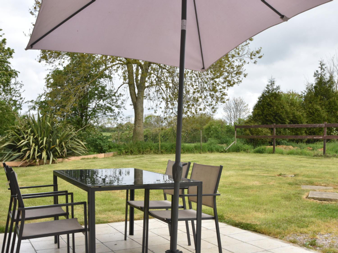 Exterior & Views 4, Cottage in Fresville with Garden, Manche