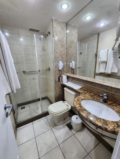 Bathroom, Flat Mediterraneo com garagem, Rio de Janeiro