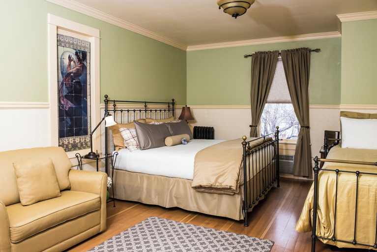 Bedroom 3, Chamberlin Inn Cody, Park