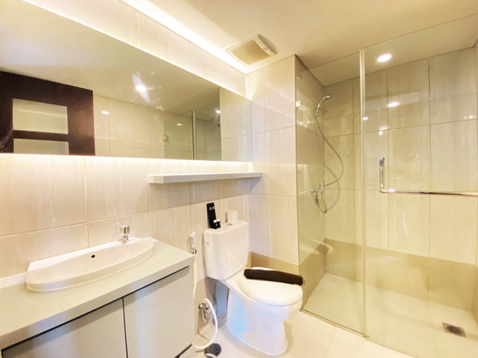 Bathroom 5, Modern Studio Room Apartment at Tamansari La Grande By Travelio, Bandung