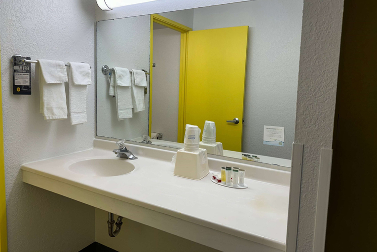 Bathroom 4, Super 8 by Wyndham Bloomington/Airport, Hennepin
