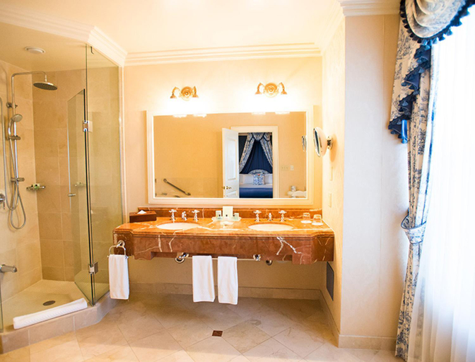 Bathroom 5, Prince of Wales, Niagara