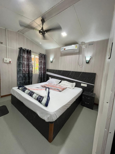 Bedroom 3, Sydney X cafe and Huts, North Goa