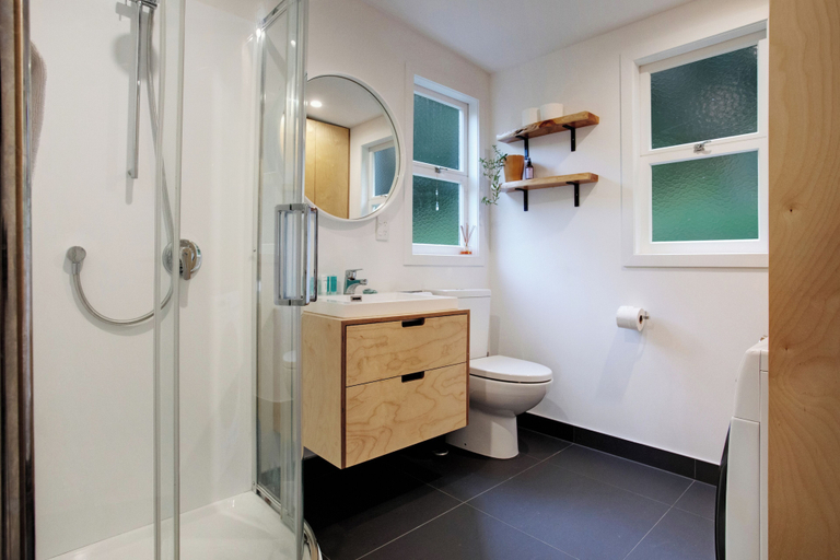 Bathroom 3, Fun in the Sun with BBQ Kayak & Fire Pit, Waitakere
