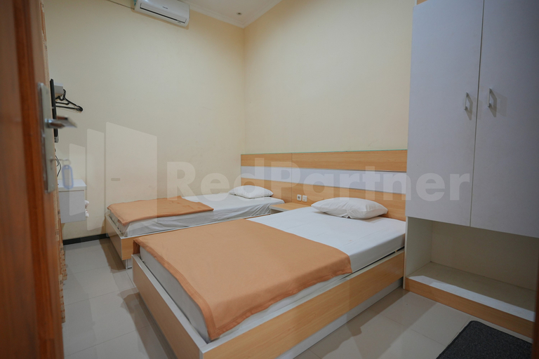 Bedroom 2, One & Quin Guest House Syariah, Malang