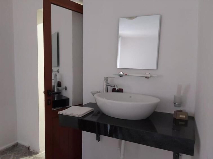 Bathroom, Through Mangalem, Beratit