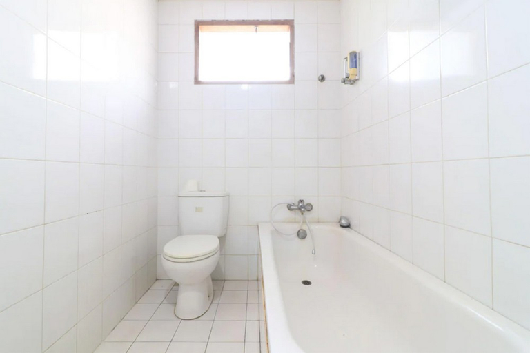 Bathroom, Urbanview Mroom PH Kemang, South Jakarta