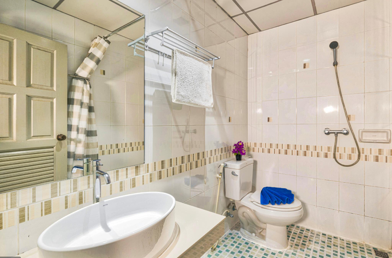 Bathroom 4, Lucky Patong Inn Hotel, Pulau Phuket