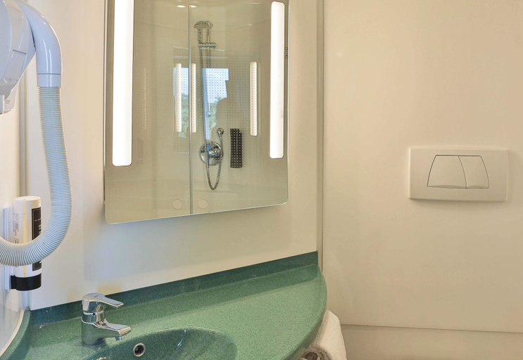 Bathroom 4, B&B HOTEL Les Sables-d'Olonne Centre Gare, Vendée
