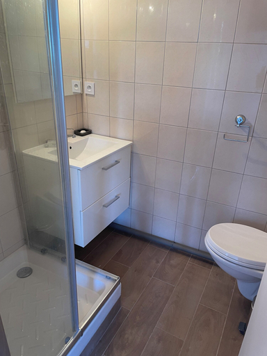 Bathroom, Pixi Angelus, Seine-Saint-Denis