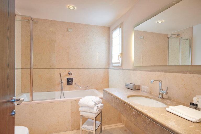 Bathroom 4, Hotel Plaza, Venezia