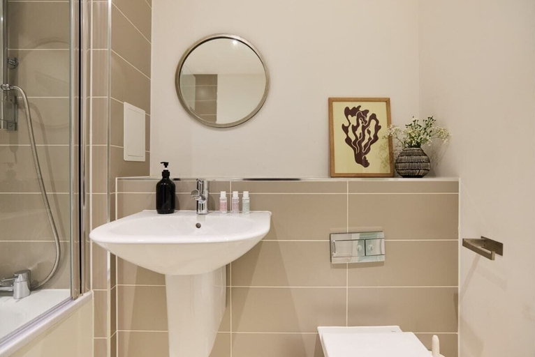 Bathroom 3, The River Lea Escape - Charming & Bright 2bdr Flat, London
