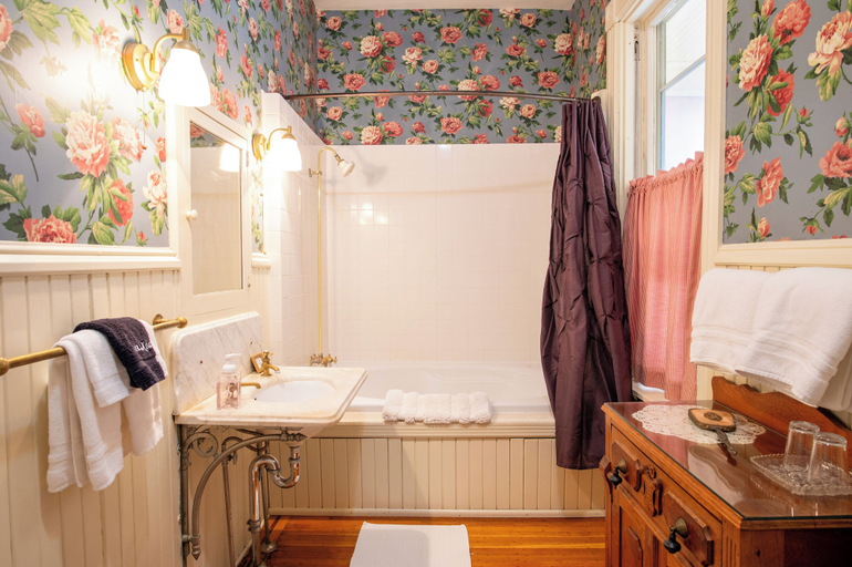 Bathroom 4, Aurora Staples Inn, Washington