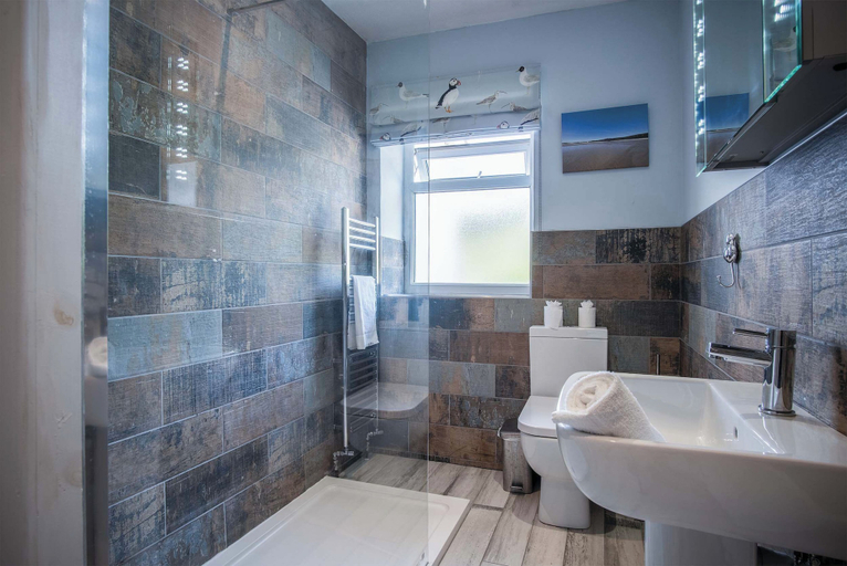 Bathroom 3, Bryn View – 5 Bedroom Holiday Home – Oxwich, Swansea