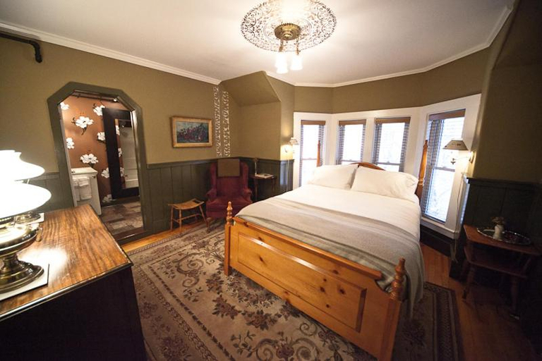 Others 4, The INN, Franklin