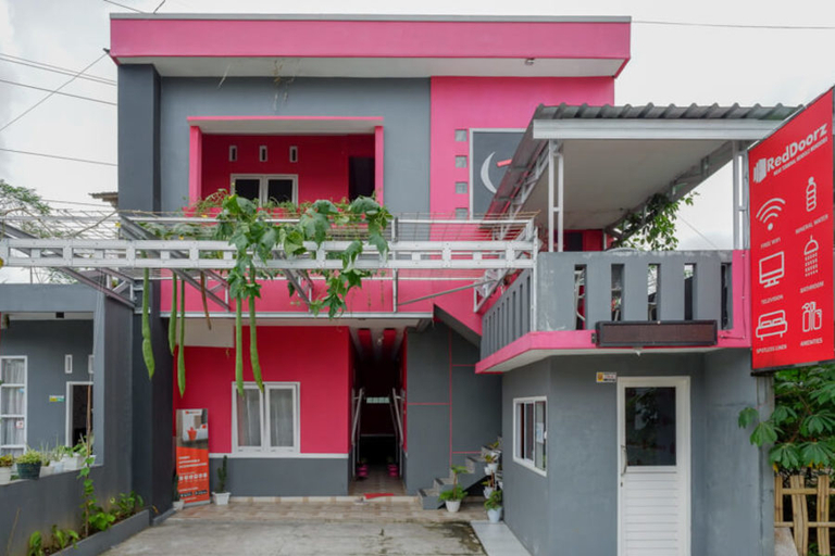 Exterior & Views 2, RedDoorz near Terminal Mendolo Wonosobo, Wonosobo