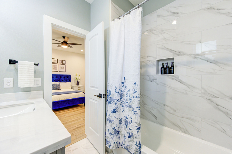 Bathroom 4, Modern Cozy Home with King Bed, Houston