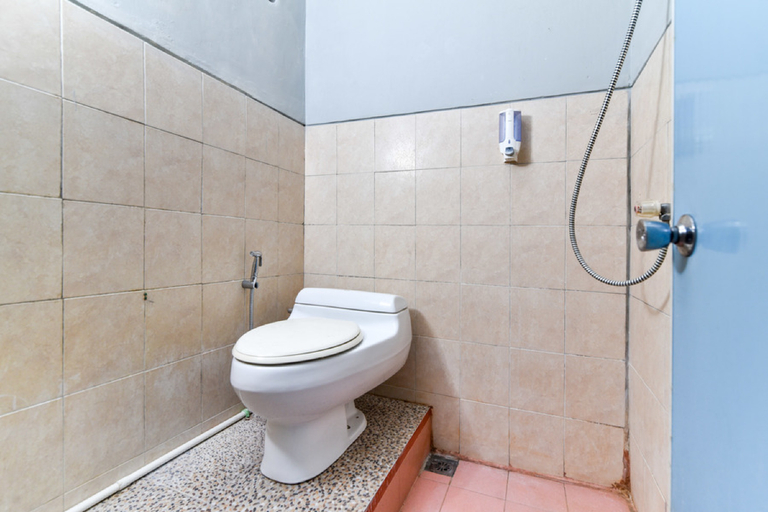 Bathroom, RedDoorz near Teuku Umar Barat Denpasar, Badung