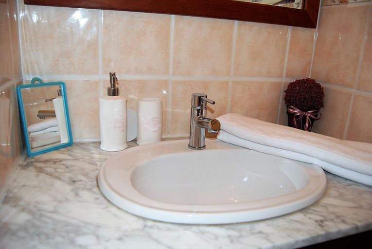 Bathroom 2, Chambres et Gite Peyroutas "Amelie" a Vignonet St Emilion, Gironde