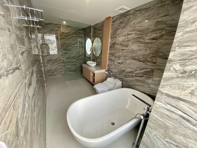 Bathroom 5, Front One King Hotel Tuban, Tuban