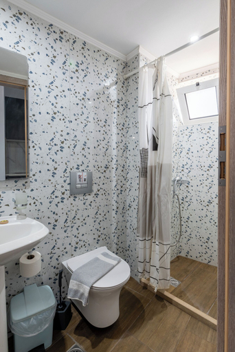 Bathroom 5, Laplaya Beach, Crete