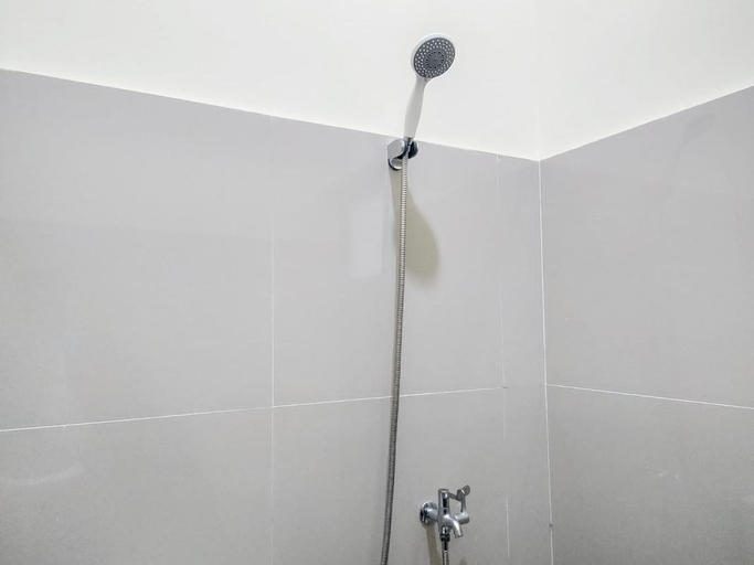 Bathroom 5, Grand Kencana Guesthouse near Wisata Bahari Lamongan