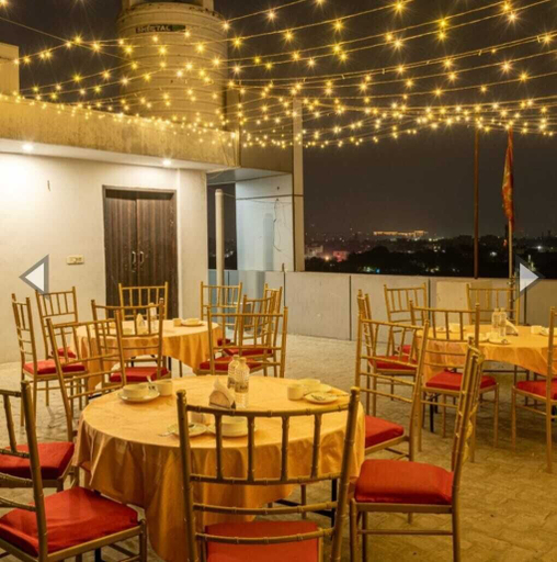 Food & Drinks 4, Saavi Hotel Sector 10, Gurgaon