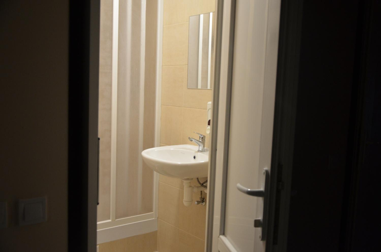Bathroom 2, Hostel VShokoladi, Solomians'kyi