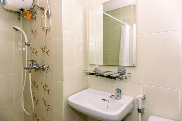 Bathroom 5, Comfort 1BR at 32th Floor Apartment M-Town Residence By Travelio, Tangerang