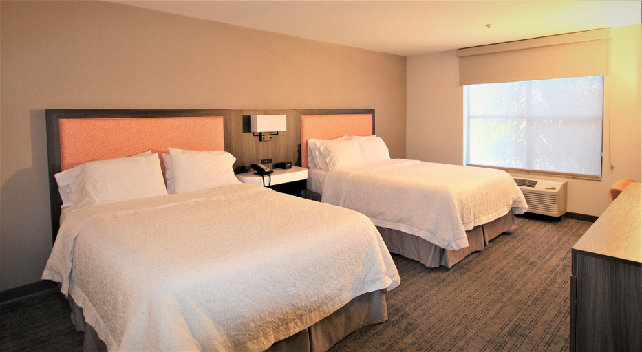 Bedroom 4, Hampton Inn & Suites Seal Beach, Orange