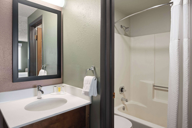 Bathroom 4, Super 8 by Wyndham Conrad, Pondera