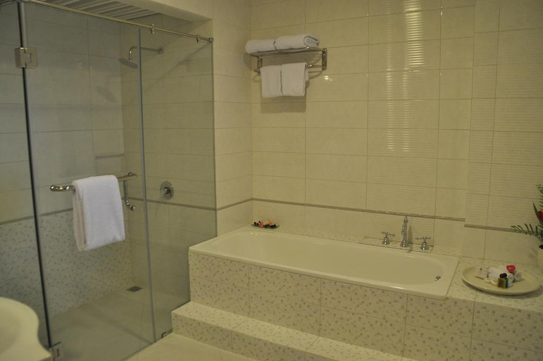 Bathroom, Royal Hotel & Villa Trawas (Formerly Royal Trawas Hotel & Cottages), Mojokerto