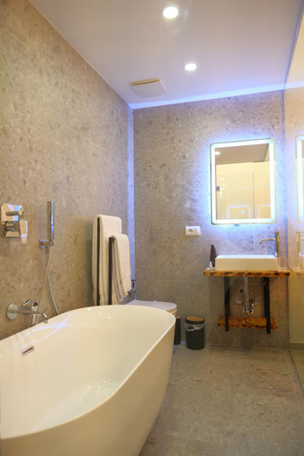 Bathroom 3, Nili Deluxe, Sarandës
