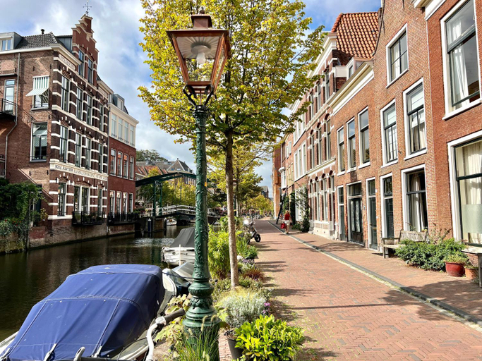 Others 2, Pakasa, Leiden