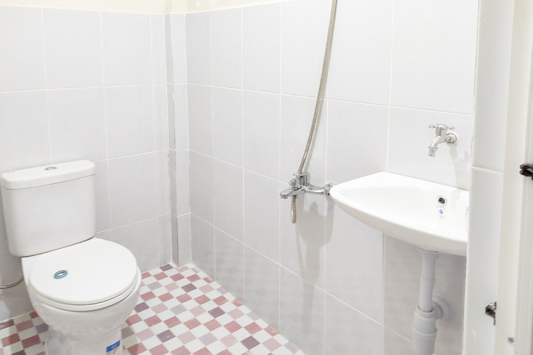 Bathroom 2, RedDoorz @ Karema Area Mamuju, Mamuju
