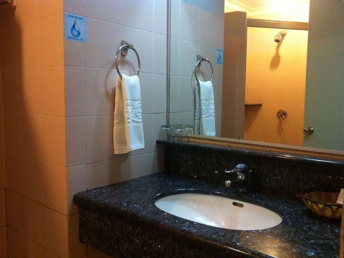 Bathroom 10