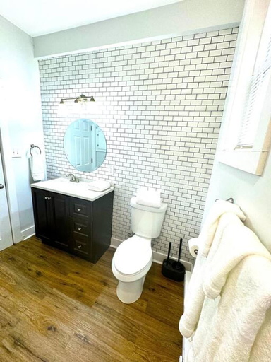 Room 2, Modern Cozy Unit With King Bed, New Castle