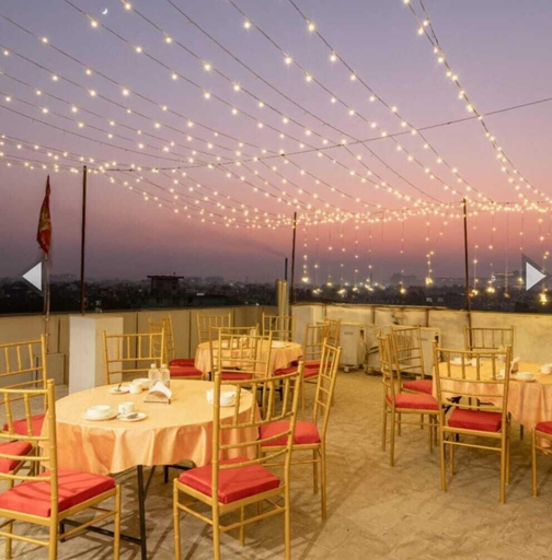 Food & Drinks 5, Saavi Hotel Sector 10, Gurgaon