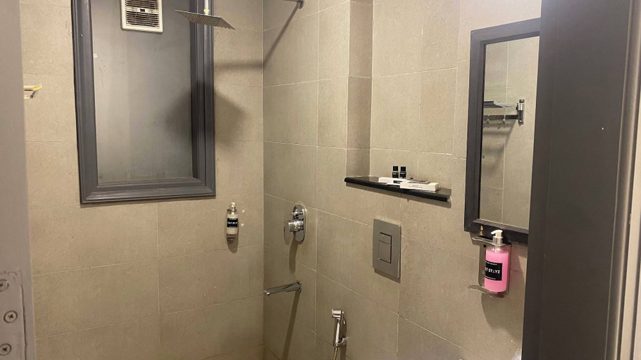 Bathroom 5, Saltstayz Express - Golf Course Road & DLF Phase-1, Gurgaon