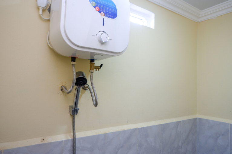 Bathroom 2, Urbanview Hotel Sindu Kusuma Edupark, Sleman