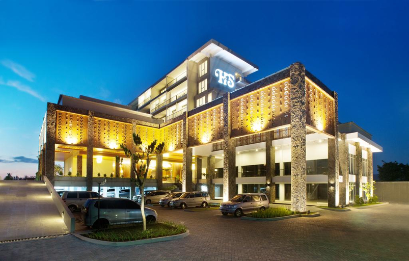 Exterior & Views