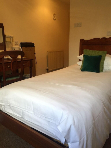 Bedroom 2, The Crown Inn, Swindon
