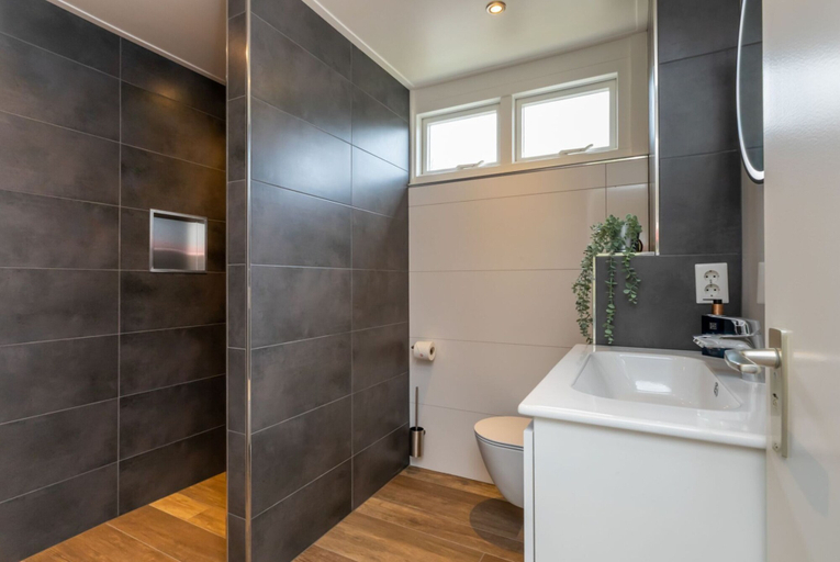 Bathroom 4, Welcoming Family Home, Goes