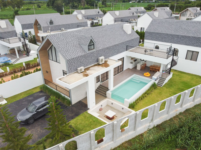 Exterior & Views