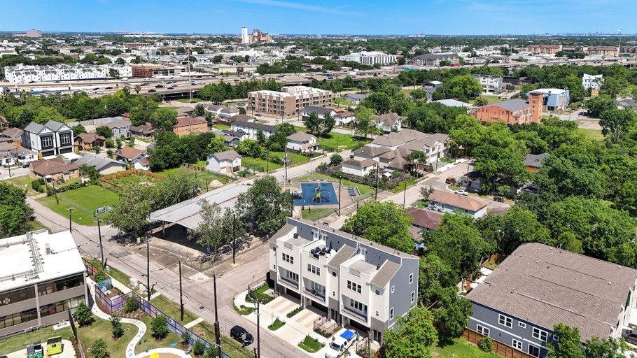 Exterior & Views 2, Modern Cozy Home with King Bed, Houston