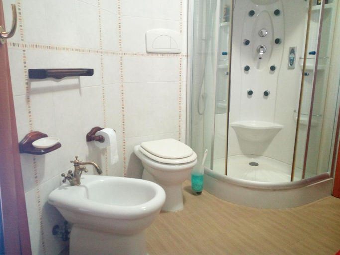 Bathroom 2, B&B Leonida, Taranto