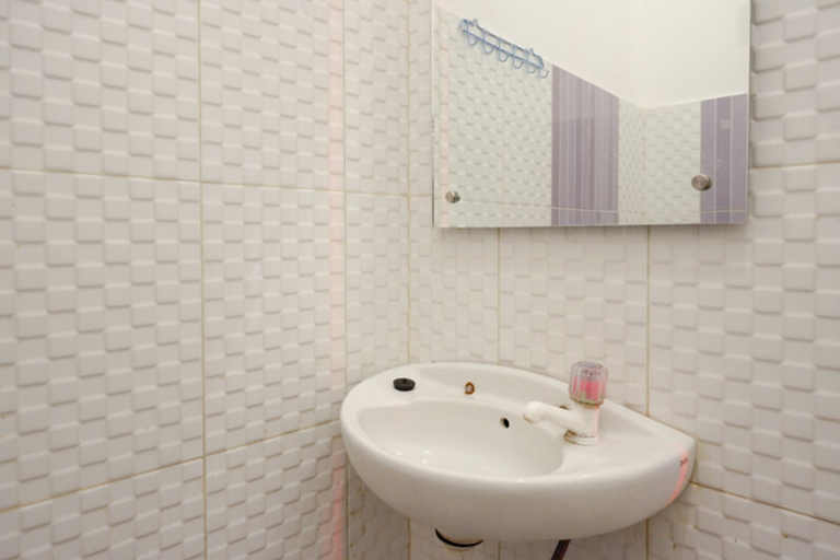 Bathroom 4, RedDoorz near Terminal Mendolo Wonosobo, Wonosobo